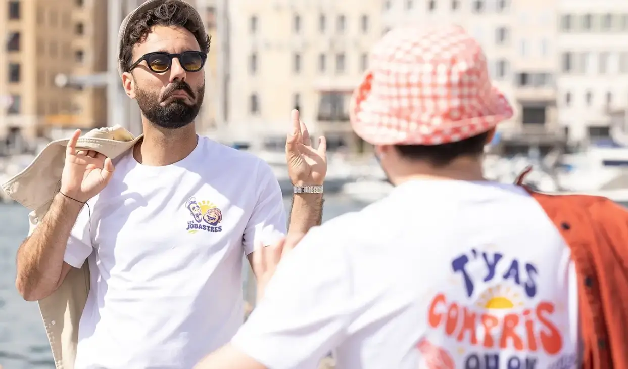 Romain et Hugo avec le t-shirt des Jobastres