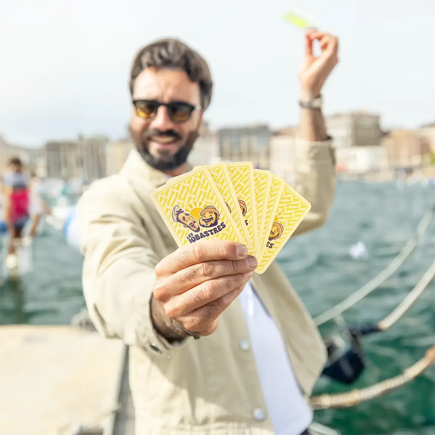 Romain avec le jeu de cartes Les Jobastres
