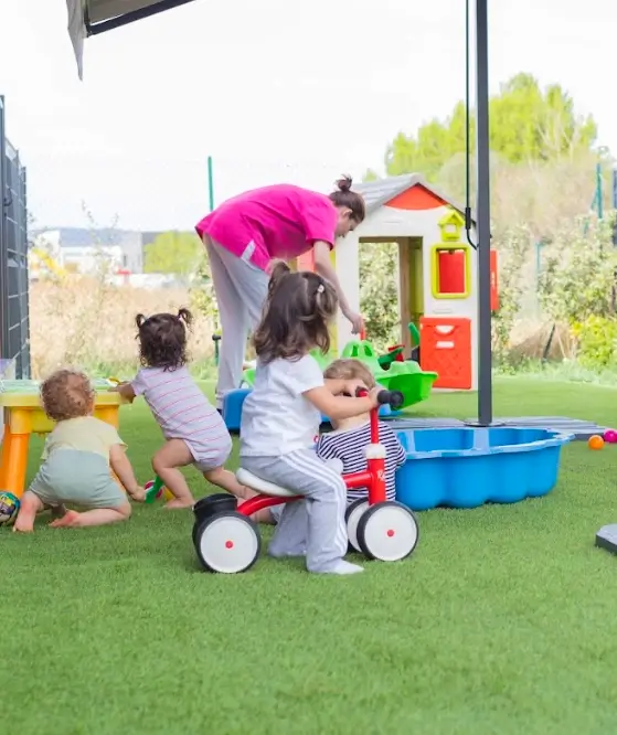 Enfants dans le jardin d'une micro-crèche du réseau Les Micro-Crèches de Provence